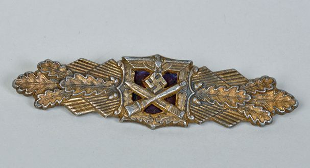 GERMAN WWII ARMY CLOSE COMBAT BAR IN GOLD.