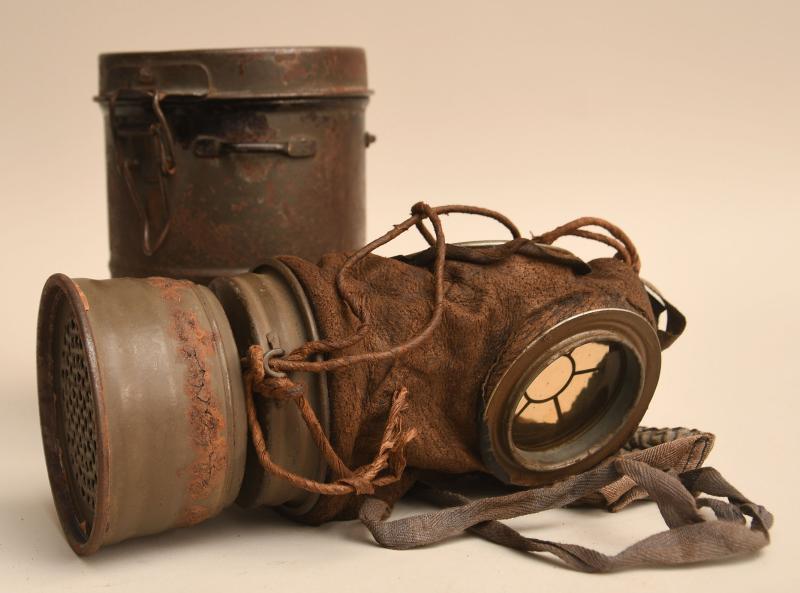 GERMAN WWI SOLDIERS GAS MASK.