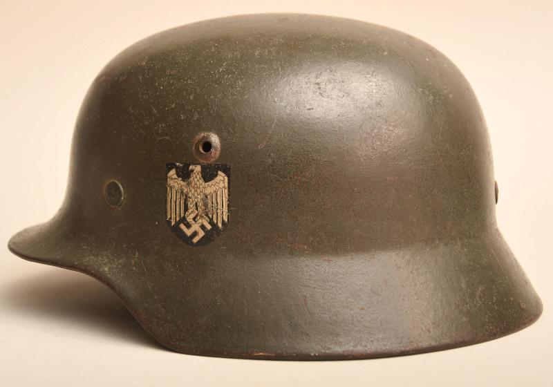 GERMAN WWII LARGE SIZE M35 ARMY SINGLE DECAL COMBAT HELMET.