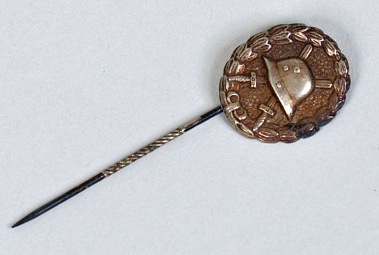 GERMAN WWI MINIATURE WOUND BADGE IN SILVER.