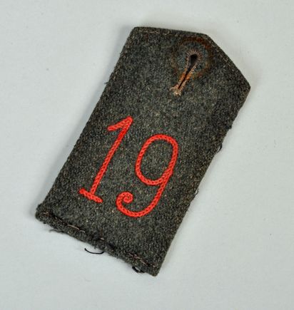 GERMAN WWI REGIMENT 19 TUNIC SHOULDER BOARD.