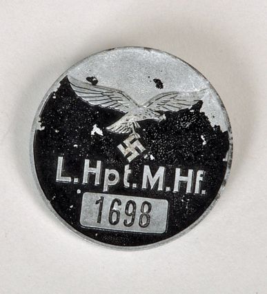 GERMAN WWII MUNICH AIRFIELD PASS BADGE.