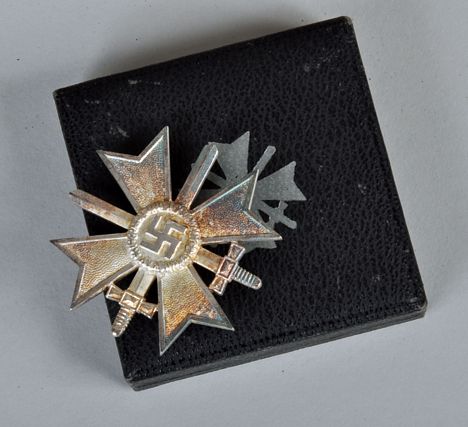 GERMAN WWII WAR SERVICE CROSS WITH SWORDS, 1ST CLASS CASED.