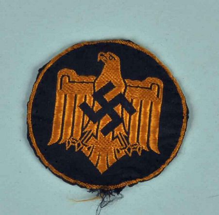GERMAN WWII NATIONAL SPORTS ASSOCIATION VEST BADGE WITH UNUSUAL MAKER.