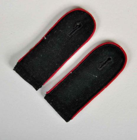 GERMAN WWII ARMY M.36 ENLISTED MANS ARTILLERY SHOULDER STRAPS.
