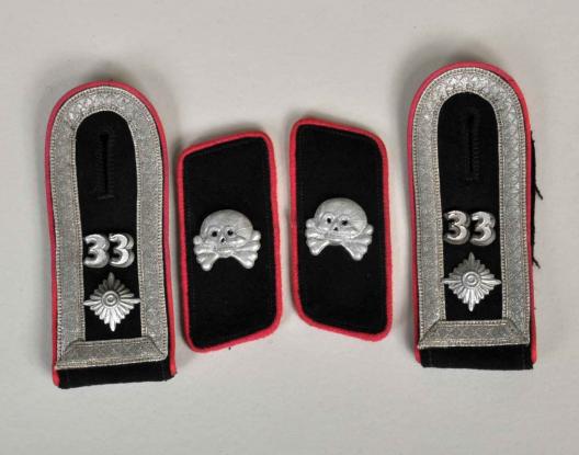 GERMAN WWII PANZER REGIMENT 33 INSIGNIA SET.