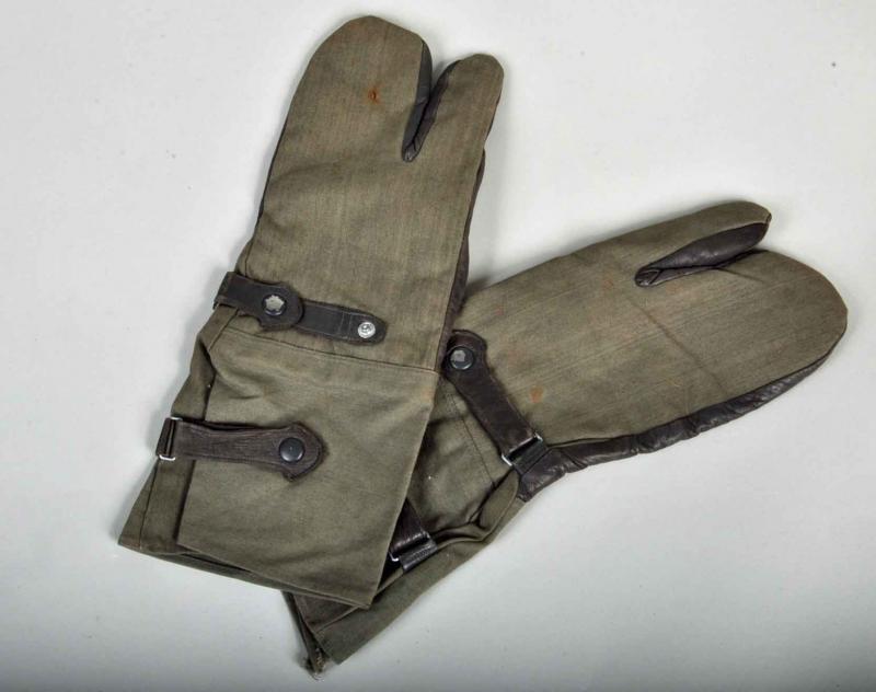 GERMAN WWII DRIVING MITTENS.