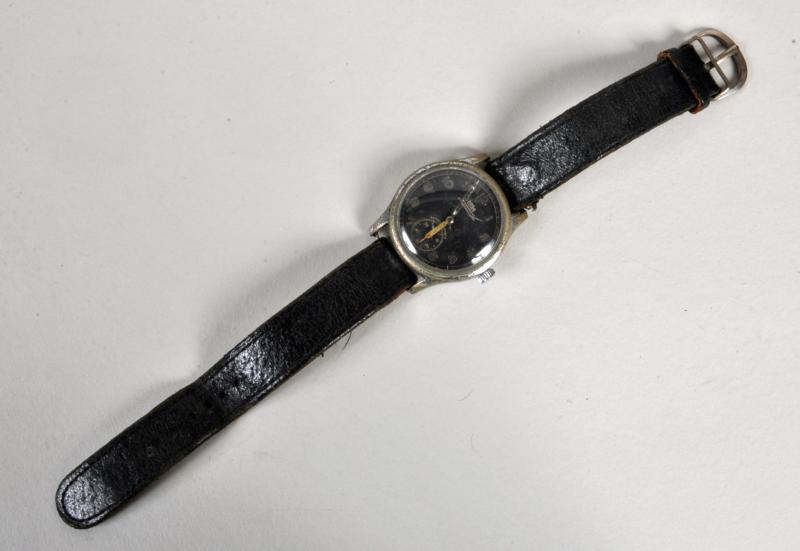 GERMAN WWII MILITARY ISSUED WRIST WATCH.