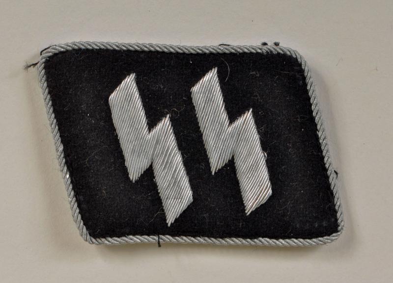 GERMAN WWII WAFFEN SS OFFICERS RUNIC COLLAR PATCH.