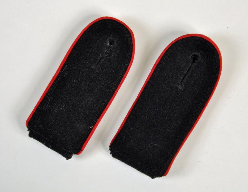 GERMAN WWII WAFFEN SS ARTILLERY PIPED SHOULDER BOARDS.