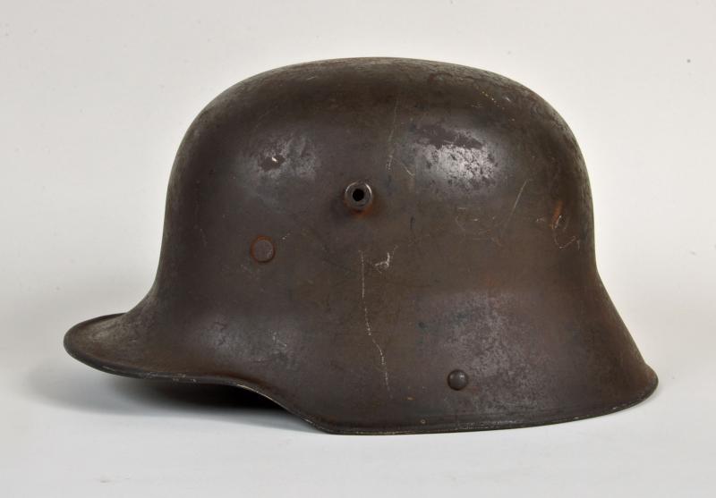 GERMAN WWI M.16 TRENCH HELMET.