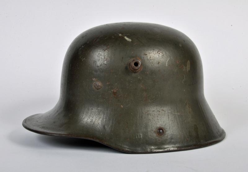 GERMAN WWI M.16 TRENCH HELMET.