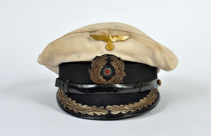 GERMAN WWII KRIEGSMARINE CAPTAINS WHITE TOP VISOR CAP.