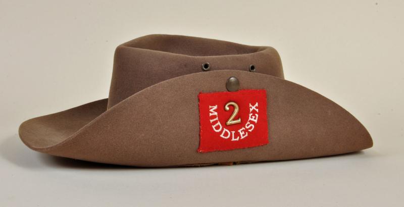 BRITISH WWII MIDDLESEX REGIMENT SLOUCH HAT.