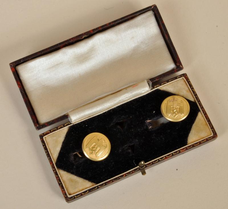 GERMAN WWII ARMY GENERAL’S GILDED CUFFLINKS.