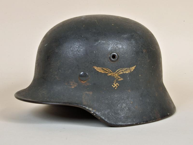 GERMAN WWII M.40 SINGLE DECAL LUFTWAFFE COMBAT HELMET.