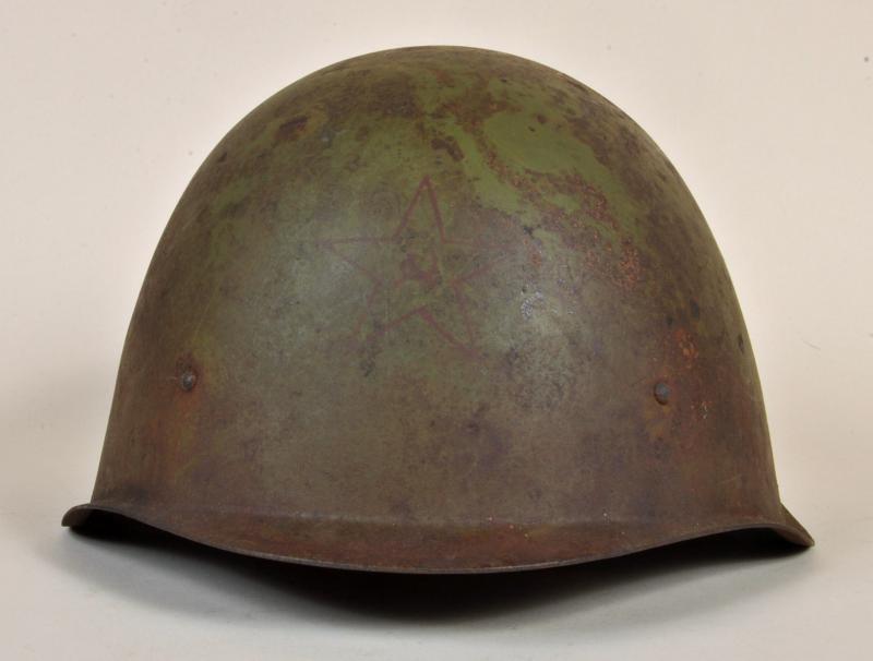 RUSSIAN WWI1 SSH/40 STEEL COMBAT HELMET.