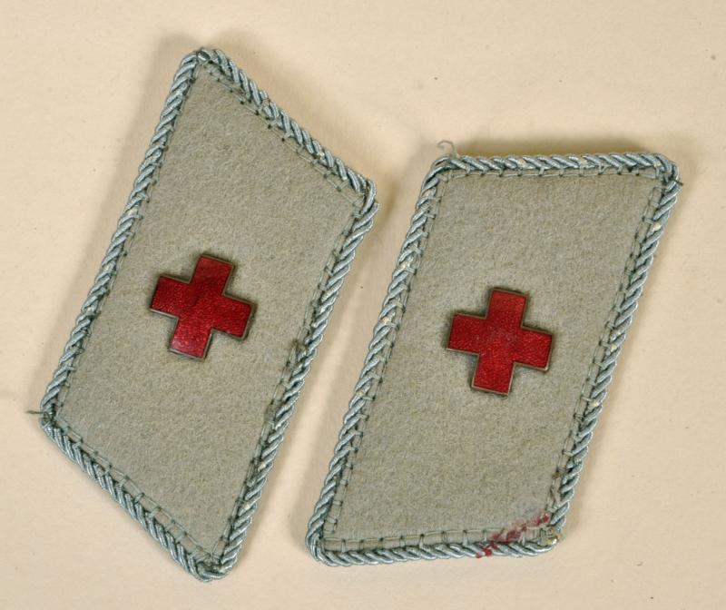 GERMAN WWII RED CROSS COLLAR PATCHES.