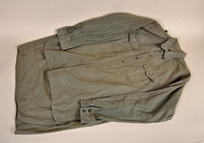 GERMAN WWII ARMY ISSUE COMBAT SHIRT.