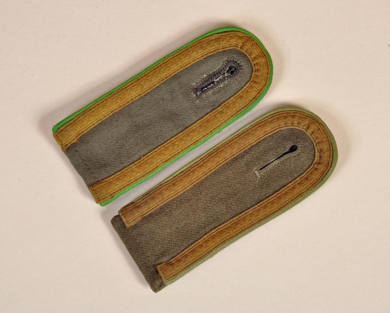 GERMAN WWII PANZER GRENADIER TROPICAL NCO’S SHOULDER BOARDS.