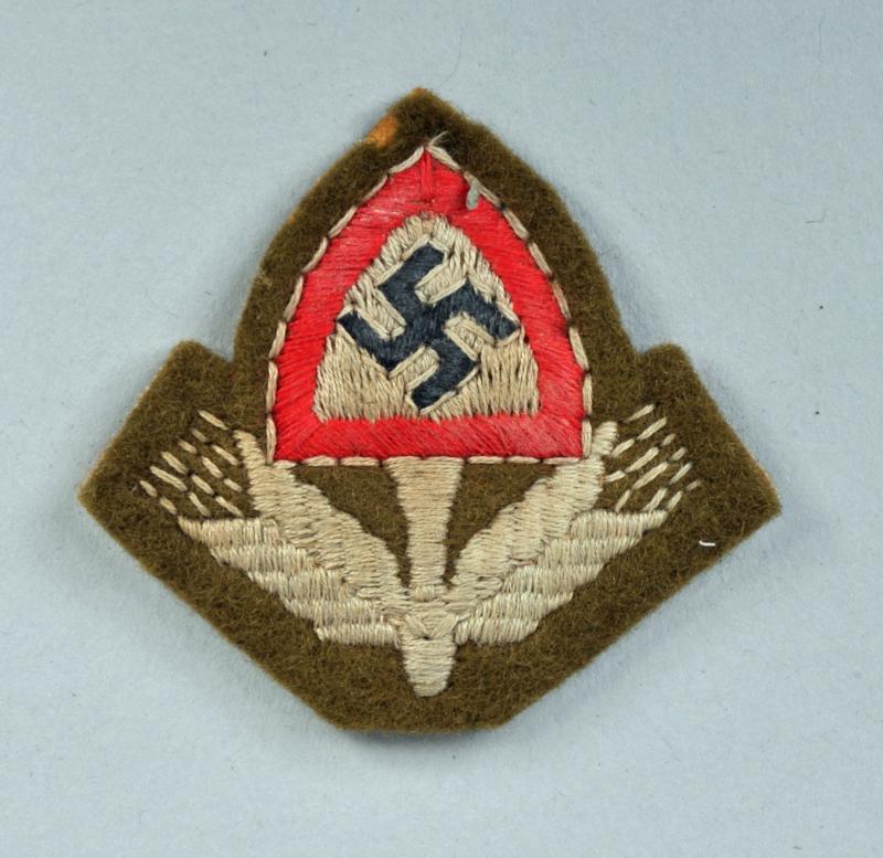 GERMAN WWII RAD OVERSEAS CAP BADGE.