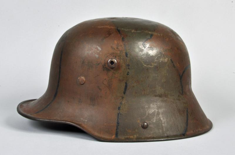 GERMAN WWI  M16 CAMOUFLAGE COMBAT HELMET.