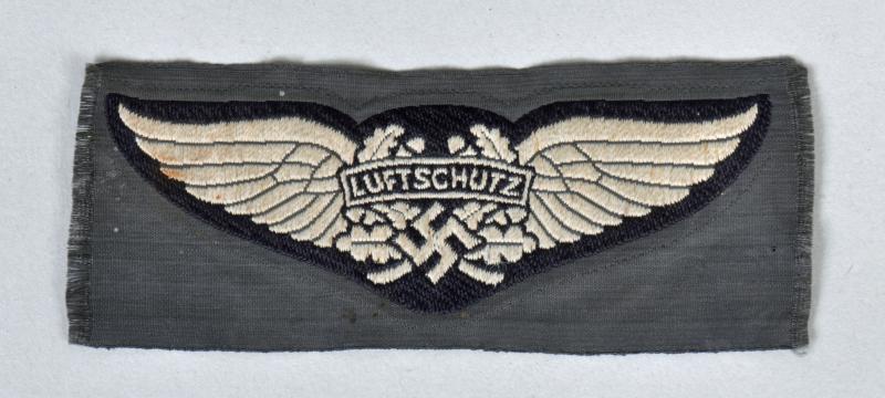 GERMAN WWII LUFTSCHUTZ M.43 CAP INSIGNIA.