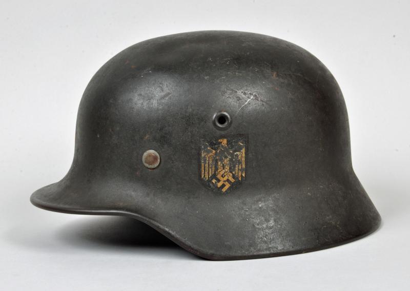 GERMAN WWII SINGLE DECAL ARMY M.40 HELMET. BATTLE DAMAGED.