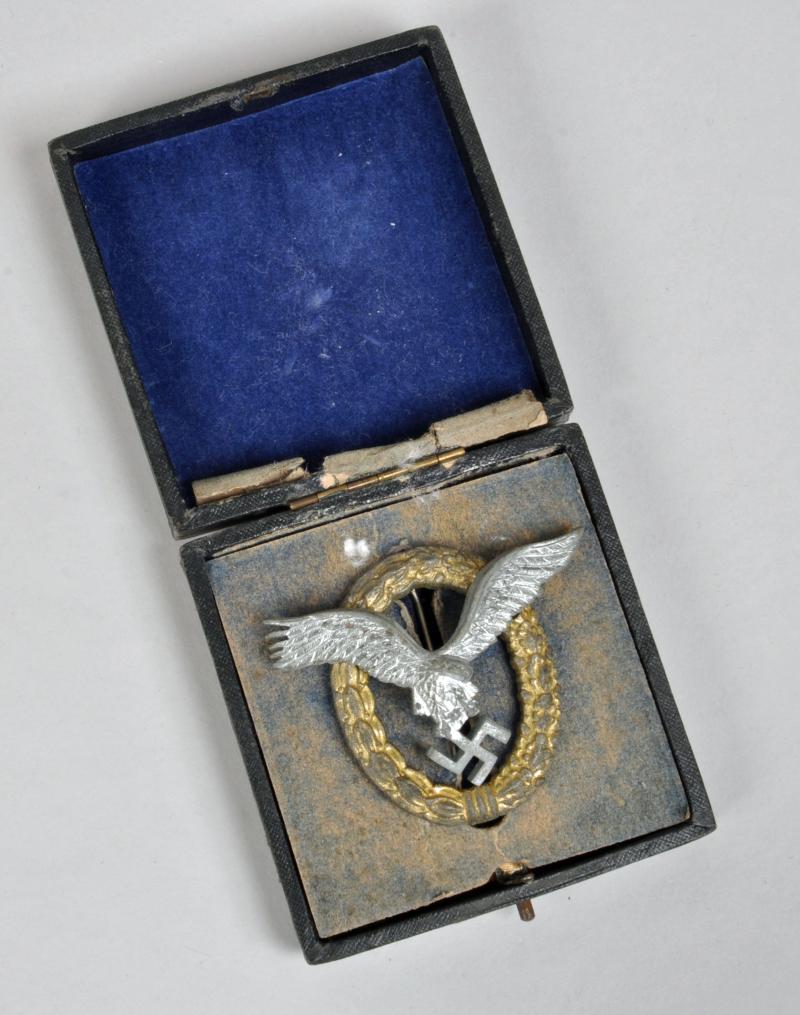 GERMAN WWII LUFTWAFFE PILOT OBSERVERS BADGE IN ITS ORIGINAL CASE.