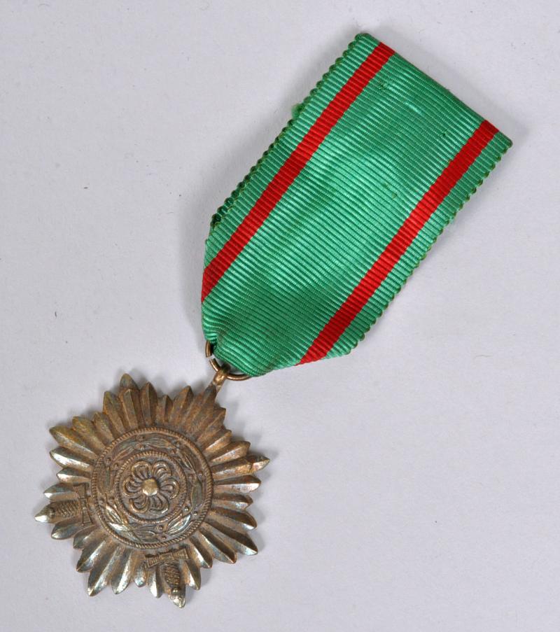 GERMAN WWII EASTERN PEOPLES MEDAL 2ND CLASS IN GOLD WITH SWORDS.