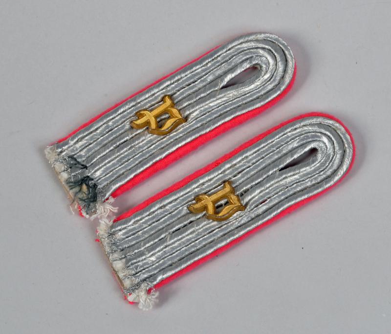 GERMAN WWII ARMY PANZER LEUTNANT’S SHOULDER BOARDS.