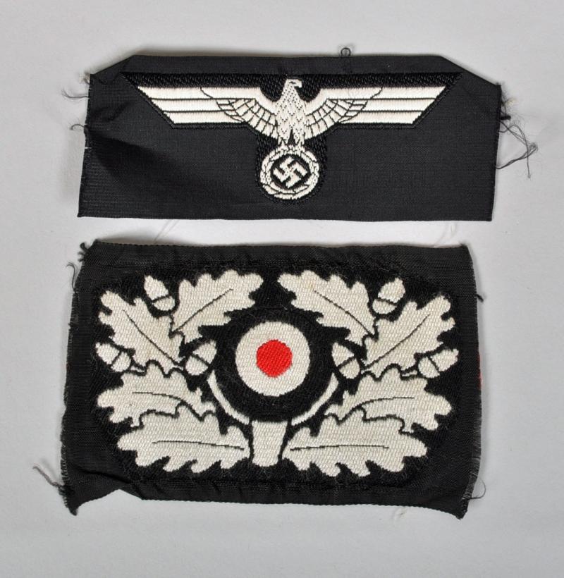 GERMAN WWII PANZER BERET INSIGNIA SET.
