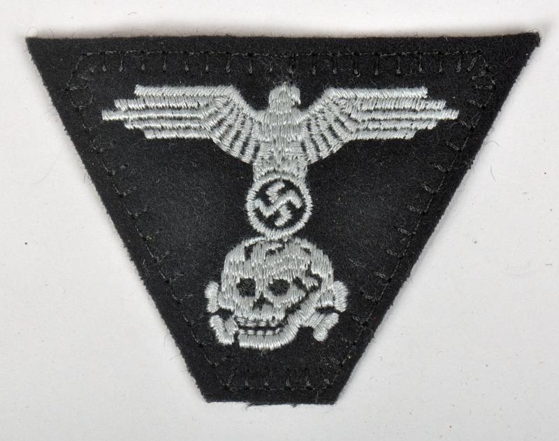 GERMAN WWII SS M.43 EAGLE AND SKULL INSIGNIA.