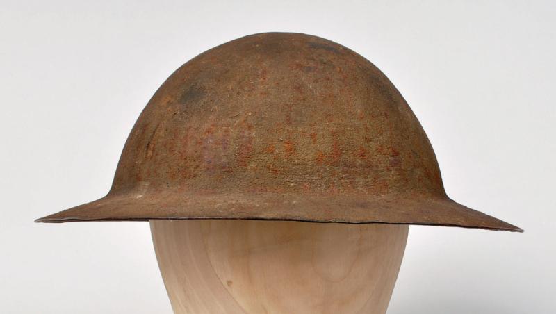 BRITISH WWI BRODIE 1ST PATTERN COMBAT HELMET.