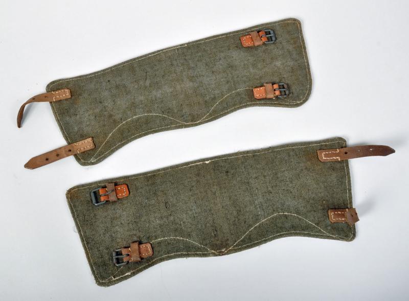 GERMAN WWII MINT MATCHED PAIR OF GAITERS.