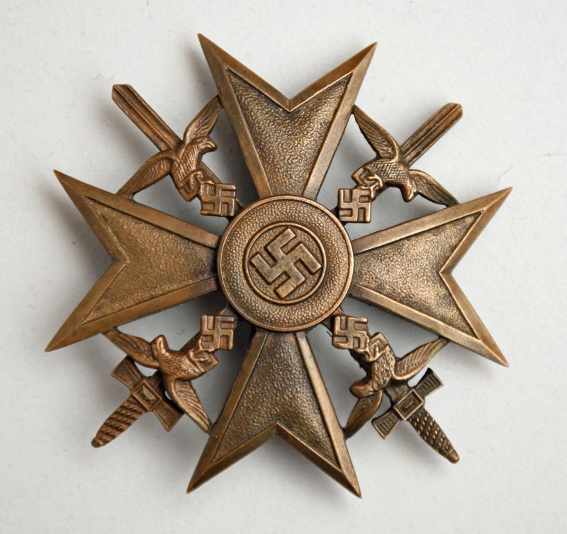 GERMAN WWII SPANISH CROSS IN BRONZE WITH SWORDS.
