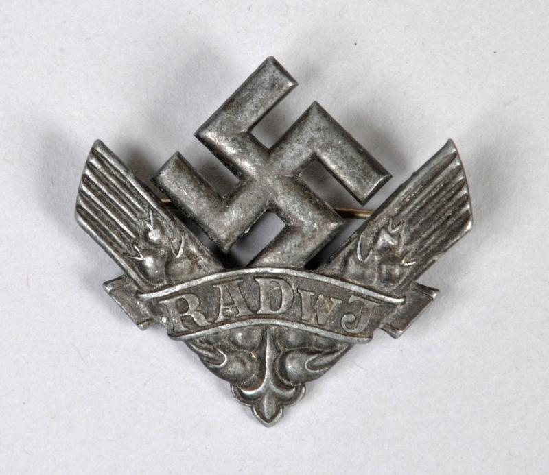 GERMAN WWII WEHRMACHT WOMEN EMPLOYEES BROOCH.