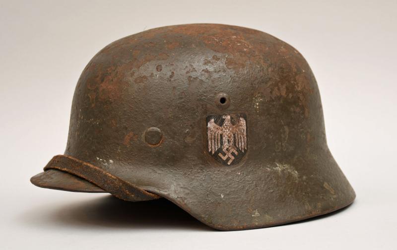 GERMAN WWII ARMY M.35 DOUBLE DECAL COMBAT HELMET.