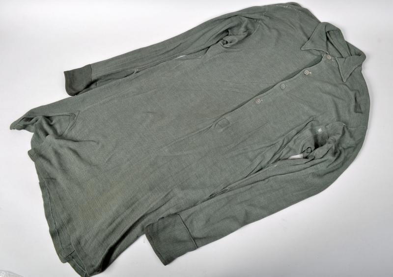 GERMAN WWII WAFFLE WEAVE COMBAT SHIRT.