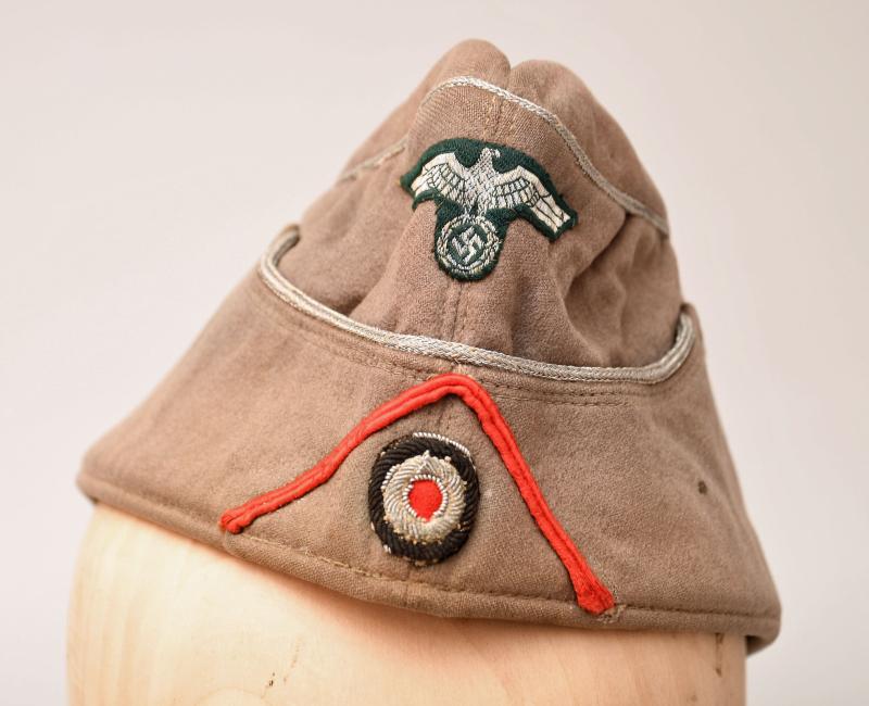 GERMAN WWII ARTILLERY OFFICERS OVERSEAS CAP IN CANVAS.