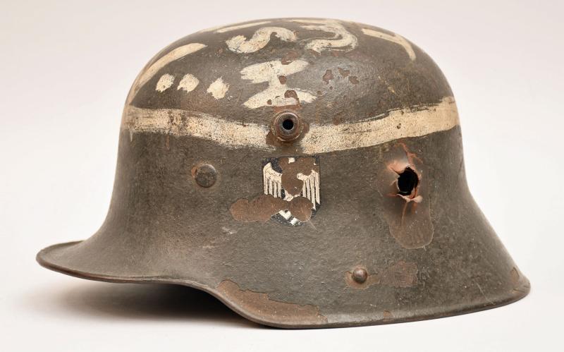 GERMAN WWII BATTLE DAMAGED M16 HELMET.