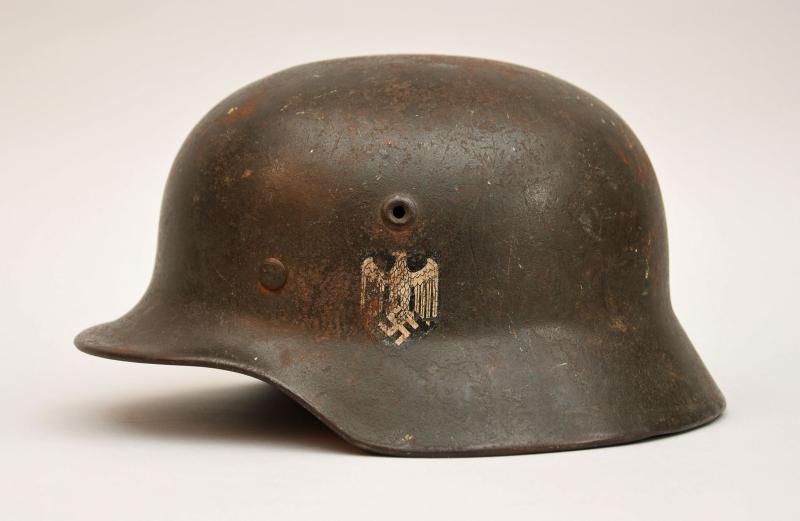 GERMAN WWII ARMY SINGLE DECAL COMBAT HELMET.