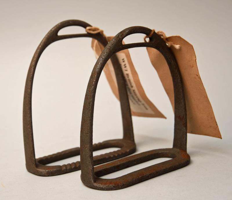 BRITISH WWI STIRRUP IRONS.