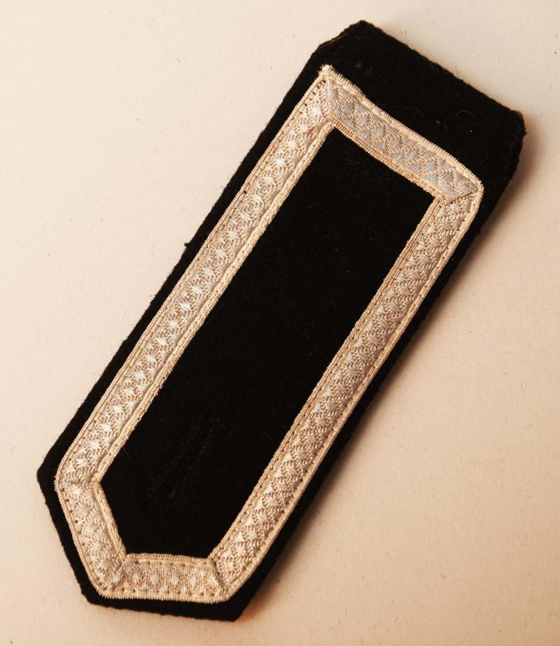 GERMAN WWII EARLY SINGLE WAFFEN SS SCARFUHRER’S SHOULDER BOARDS.