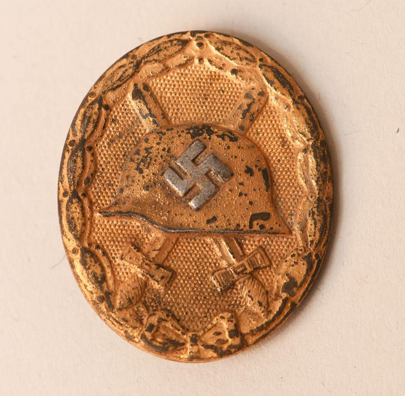 GERMAN WWII WOUND BADGE IN GOLD .