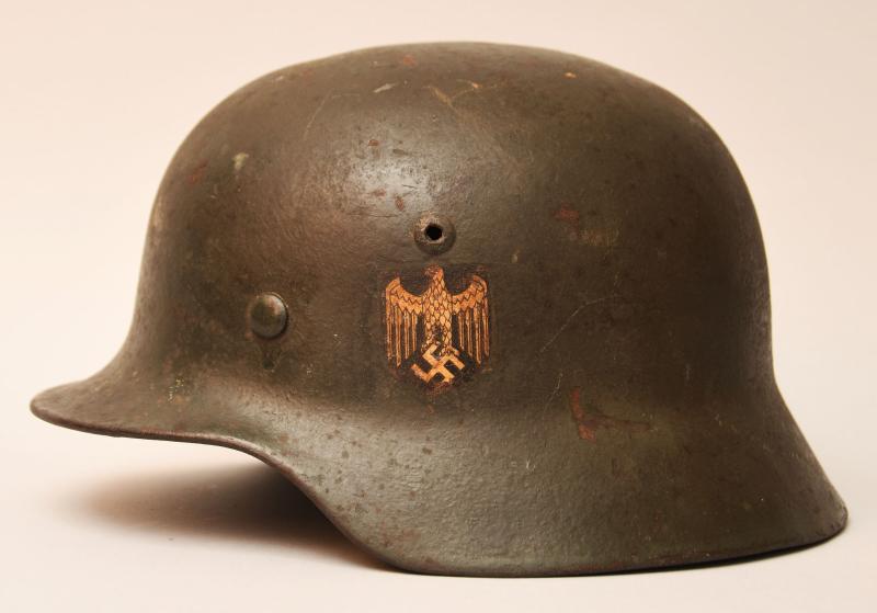 GERMAN WWII M35 SINGLE DECAL ARMY COMBAT HELMET.