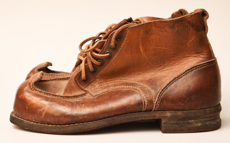 GERMAN WWII SS SKI BOOTS.