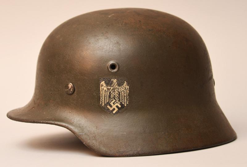 GERMAN WWII M40 ARMY SINGLE DECAL COMBAT HELMET.