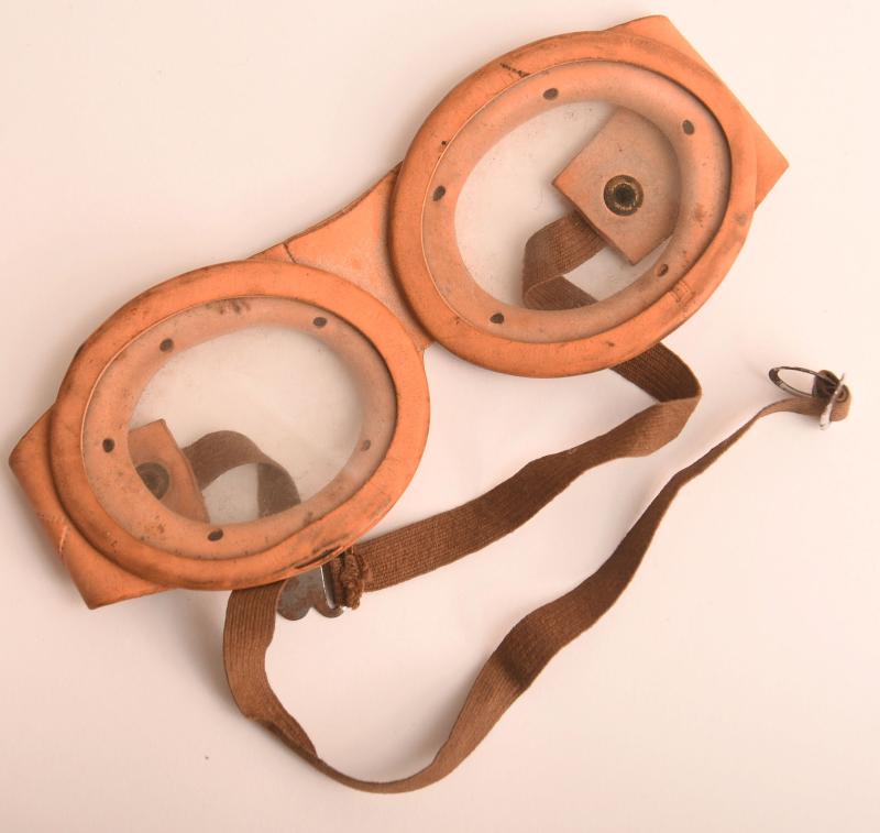 BRITISH WWI GAS GOGGLES.
