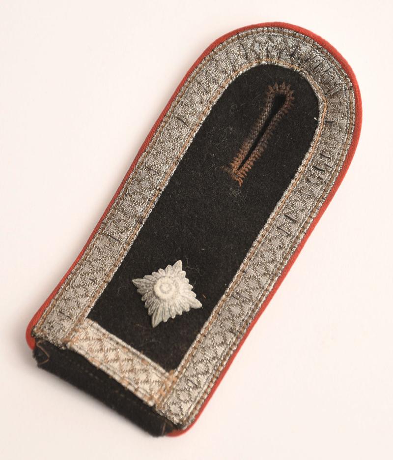 GERMAN WWII WAFFEN SS ARTILLERY NCO SLIP-ON SHOULDER BOARD.